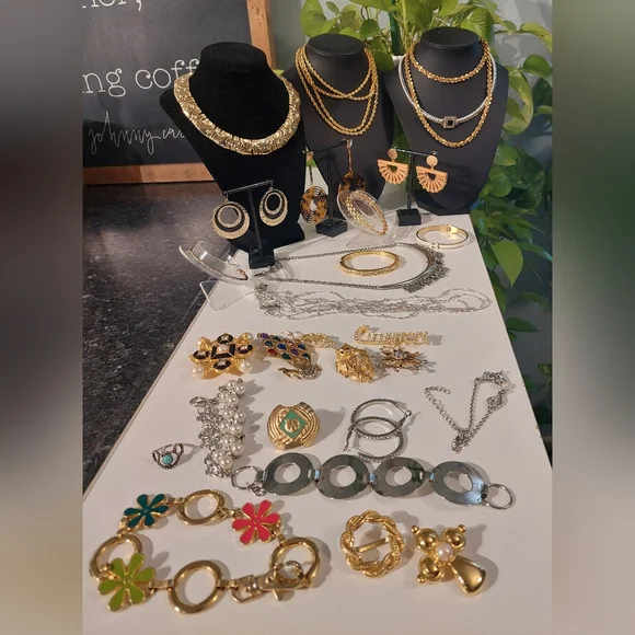 Elegant Gold and Silver Tone Jewelry Set - Picture 2 of 9